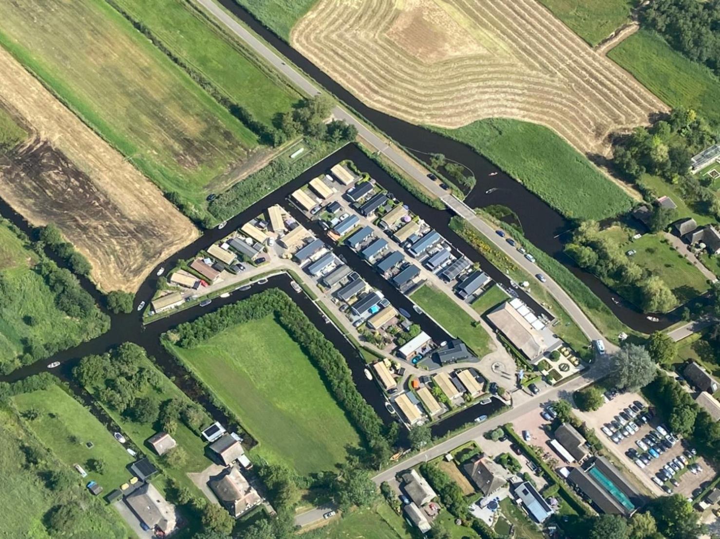Wuivend Riet Gelegen Op Resort Venetie Giethoorn Zewnętrze zdjęcie